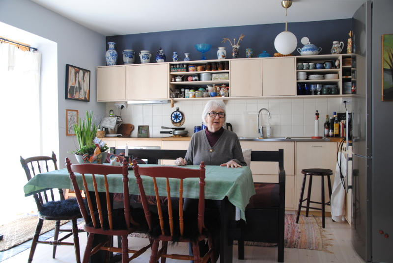 Ett foto på Lena Forsberg i sitt kök